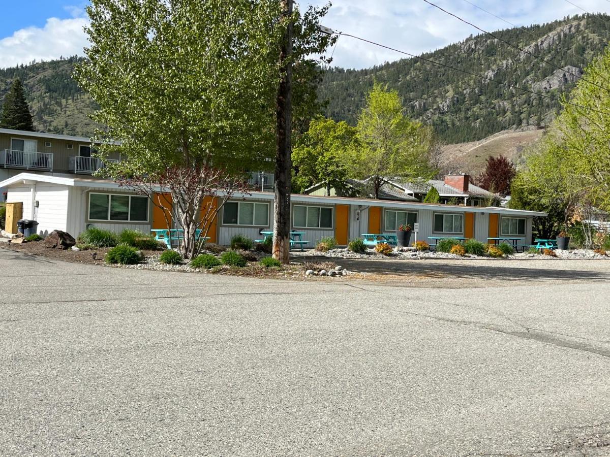 Holiday Beach Resort Motel Okanagan Falls Exteriör bild