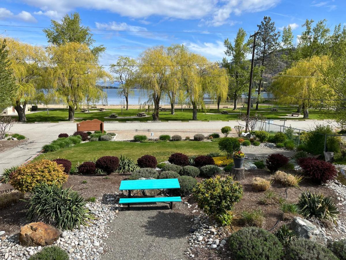 Holiday Beach Resort Motel Okanagan Falls Exteriör bild