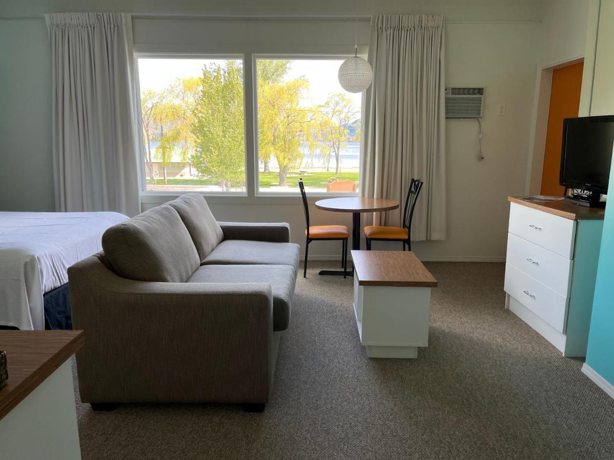 Holiday Beach Resort Motel Okanagan Falls Exteriör bild