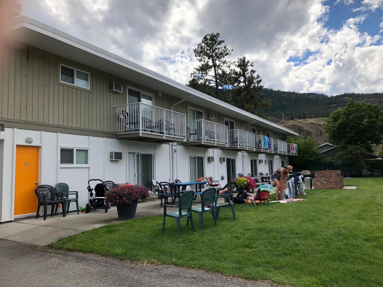 Holiday Beach Resort Motel Okanagan Falls Exteriör bild