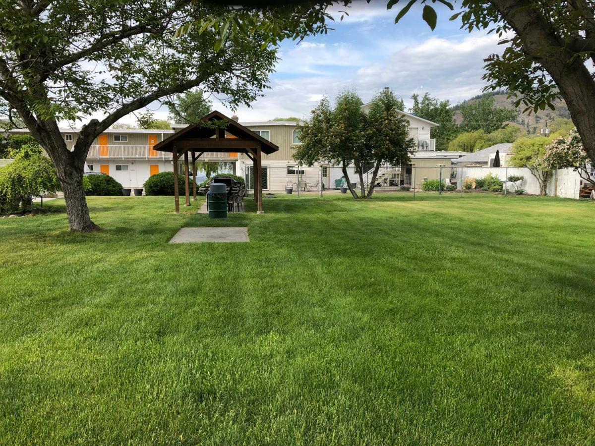 Holiday Beach Resort Motel Okanagan Falls Exteriör bild