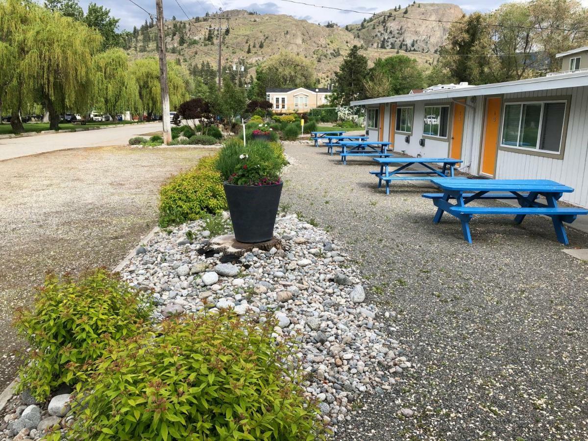 Holiday Beach Resort Motel Okanagan Falls Exteriör bild