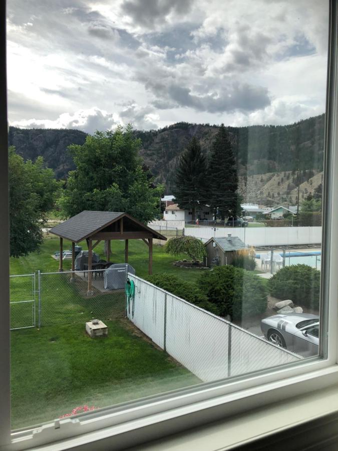 Holiday Beach Resort Motel Okanagan Falls Exteriör bild